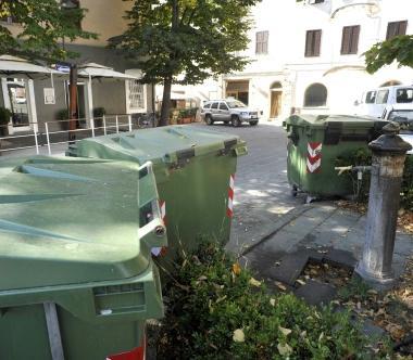 <b>SENZA SENSO. </b>I cassonetti fanno da cornice alla fontanella, sullo sfondo i tavoli dei due ristoranti     