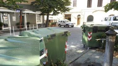 <b>SENZA SENSO. </b>I cassonetti fanno da “cornice” alla fontanella, sullo sfondo i tavoli dei due ristoranti