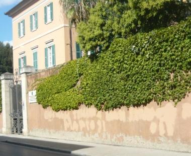 <b>INGIURIE.</b> Subito cancellate su un muro di via Bicocchi  