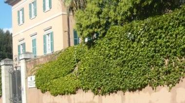 <b>INGIURIE.</b> Subito cancellate su un muro di via Bicocchi