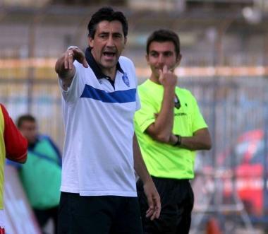 <b>MISTER</b> Alfredo Aglietti d&agrave; indicazioni dalla panchina 