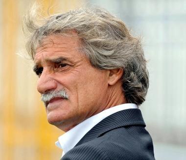 <b>PERPLESSO. </b>Bepi Pillon a Novara mentre segue la partita  