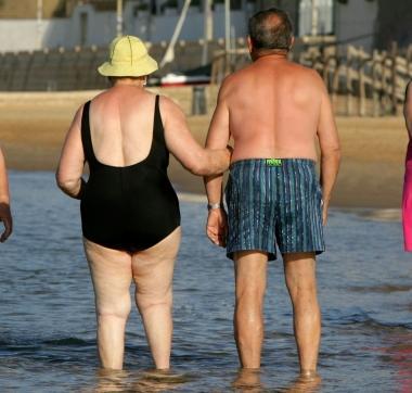 Anziani soddisfatti della vacanza trascorsa al mare