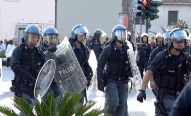 Un gruppo di poliziotti schierati in centro   