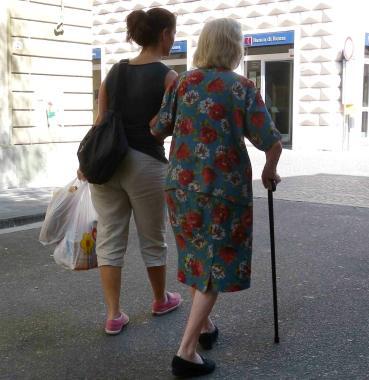 Badante accompagna un anziano 