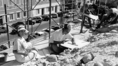 Esperti al lavoro per recuperare le ceramiche