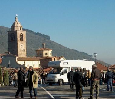 Gli abitanti di Buti in piazza durante una manifestazione      