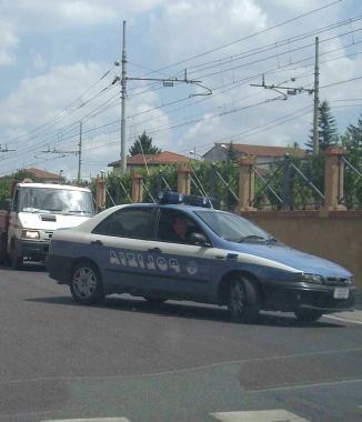 Una Volante della Polizia durante un controllo in citt&agrave;  