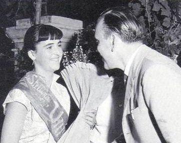 Il sindaco Aldo Paolini premia una miss  
