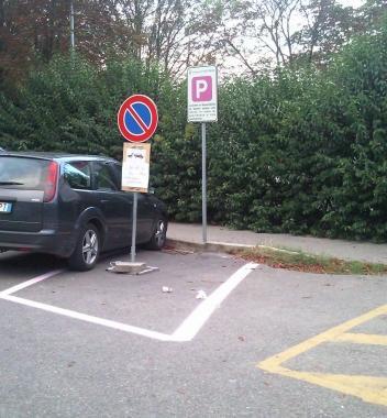 Uno dei parcheggi rosa per neomamme e donne incinte 