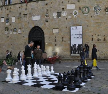 In mostra l'arte degli scacchi in alabastro l'esposizione inaugurata a palazzo dei Priori