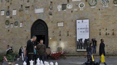 In mostra l'arte degli scacchi in alabastro l'esposizione inaugurata a palazzo dei Priori