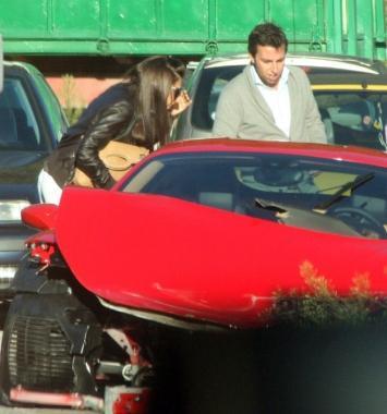Roberto Mercandalli e la moglie Manuela guardano la Ferrari incidentata      