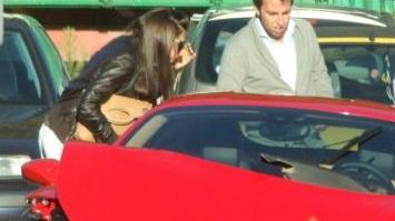 Roberto Mercandalli e la moglie Manuela guardano la Ferrari incidentata