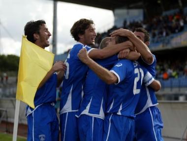Stovini sommerso dallabbrccio dei compagni di squadra dopo aver messo a segno il gol decisivo 