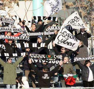 A sinistra Luca Ceccarelli e sopra i tifosi della Massese 