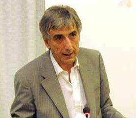 Il sindaco Simoncini e in alto il vecchio ambulatorio    