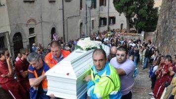 Una folla silenziosa e in lacrime