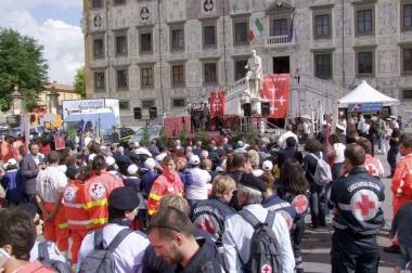 La piazza durante liniziativa e a sinistra Paolo Vallesi col vice sindaco Paolo Ghezzi 