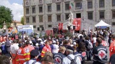 La piazza durante l’iniziativa e a sinistra Paolo Vallesi col vice sindaco Paolo Ghezzi