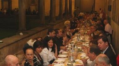 Un’immagine della tavolata nel chiostro di San Domenico