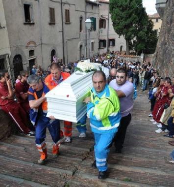 Una folla silenziosa e in lacrime