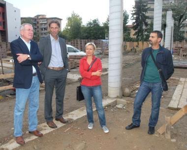 Tuci, Berti, Ginanni e Stefanelli sul cantiere della futura piazza delle Fornaci. A destra la palestra e gli spogliatoi delle scuole Leonardo 