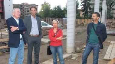 Tuci, Berti, Ginanni e Stefanelli sul cantiere della futura piazza delle Fornaci. A destra la palestra e gli spogliatoi delle scuole Leonardo