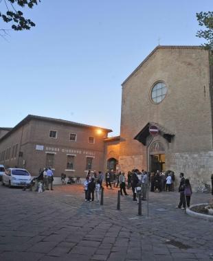 <b>CONTENZIOSO.</b> A sinistra la chiesa di San Francesco a Grosseto, a destra il Comune    