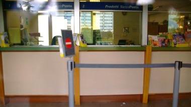 Legano gli impiegati e rapinano le poste a San Concordio