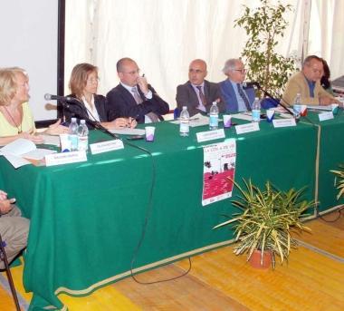 I partecipanti alla tavola rotonda sulla urbanistica ieri nella piazza del Cotone      