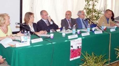 I partecipanti alla tavola rotonda sulla urbanistica ieri nella piazza del Cotone