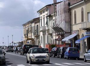 Ingerisce farmaci, salvata dai poliziotti