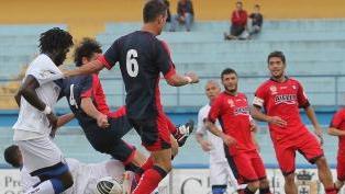 Grande mischia in area calabrese; sopra, l’arbitro Abbattista