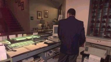 <b>L’ALBERGO.</b> La hall di un hotel e un addetto che registra i clienti