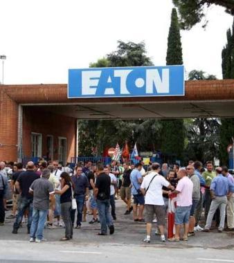 Una protesta davanti alla Eaton 
