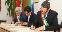 A destra la firma dellaccordo da parte del sindaco Riccardo Franchi 