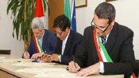 A destra la firma dell’accordo da parte del sindaco Riccardo Franchi
