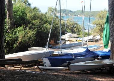 Le barche del Centro velico nella pineta di Baratti 