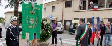 La piazza del paese col monumento ai Caduti 