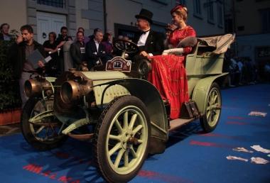 Una delle auto storiche protagoniste in centro 