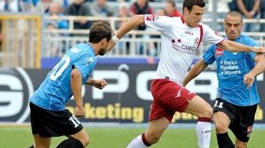 <b>FLASH DA NOVARA. </b>A sinistra Salviato cerca un varco tra Rubino e Bertani del Novara, al centro uno stacco di testa di Danilevicius che per l’occasione è stato anche capitano, a sinistra Surraco tenta una ripartenza