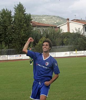 Spanu esulta dopo aver realizzato la rete del definitivo 2-1 