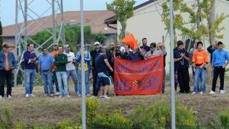 Una parte dei tifosi arancioni ha seguito la gara in un terreno vicino allo stadio