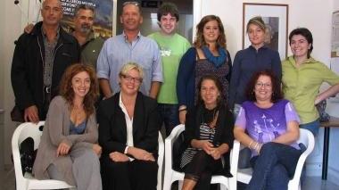 <b>AISM.</b> A sinistra: un gruppo di volontari della Associazione italiana sclerosi multipla. A destra: Serenella Tabani