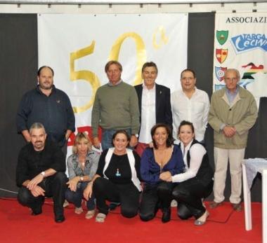 Una bella carrellata di foto dallalbum della serata conclusiva della 49&ordf; Targa Cecina: a sinistra il direttivo dellassociazione, con il presidente Lido Franconi e il vice Davide Fiorentini, insieme ai collaboratori, alla speaker storica Barbara Giorgi e al sindaco di Cecina Stefano Benedetti. In alto i protagonisti del rione Marina, vincitore della Targa 2010, e a destra il gruppo delle ragazze dello stesso rione, che festeggiano la storica vittoria conseguita dopo quasi tre lustri 