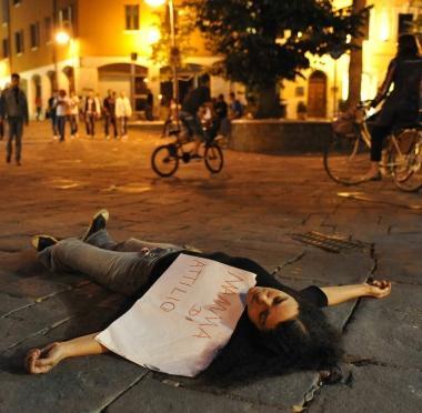 <b>IN PIAZZA.</b> Mamma Elisabete nel punto dov&egrave; stato picchiato il figlio 