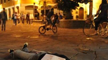 <b>IN PIAZZA.</b> Mamma Elisabete nel punto dov’è stato picchiato il figlio