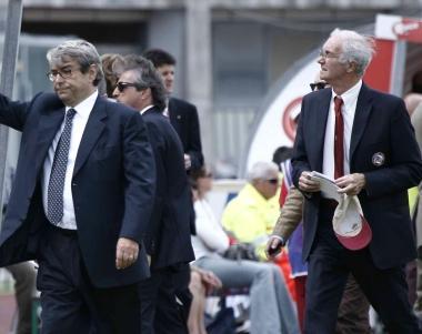 A sinistra Carlo Vivaldi con il presidente Spinelli in una partita del 2008. Sopra eccolo a un convegno sullo sport   