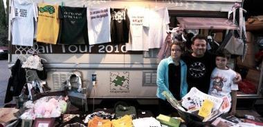 Paolo Massenzi e il camper con cui vende i prodotti realizzati dai carcerati    